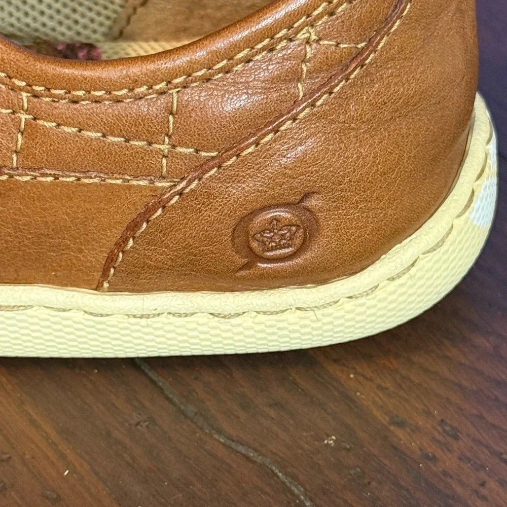 Børn  tan leather lace-up sneakers size 7 1/2